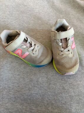 New Balance Kids Light Gray Mesh Sneakers with Pink Logo and Rainbow Trim